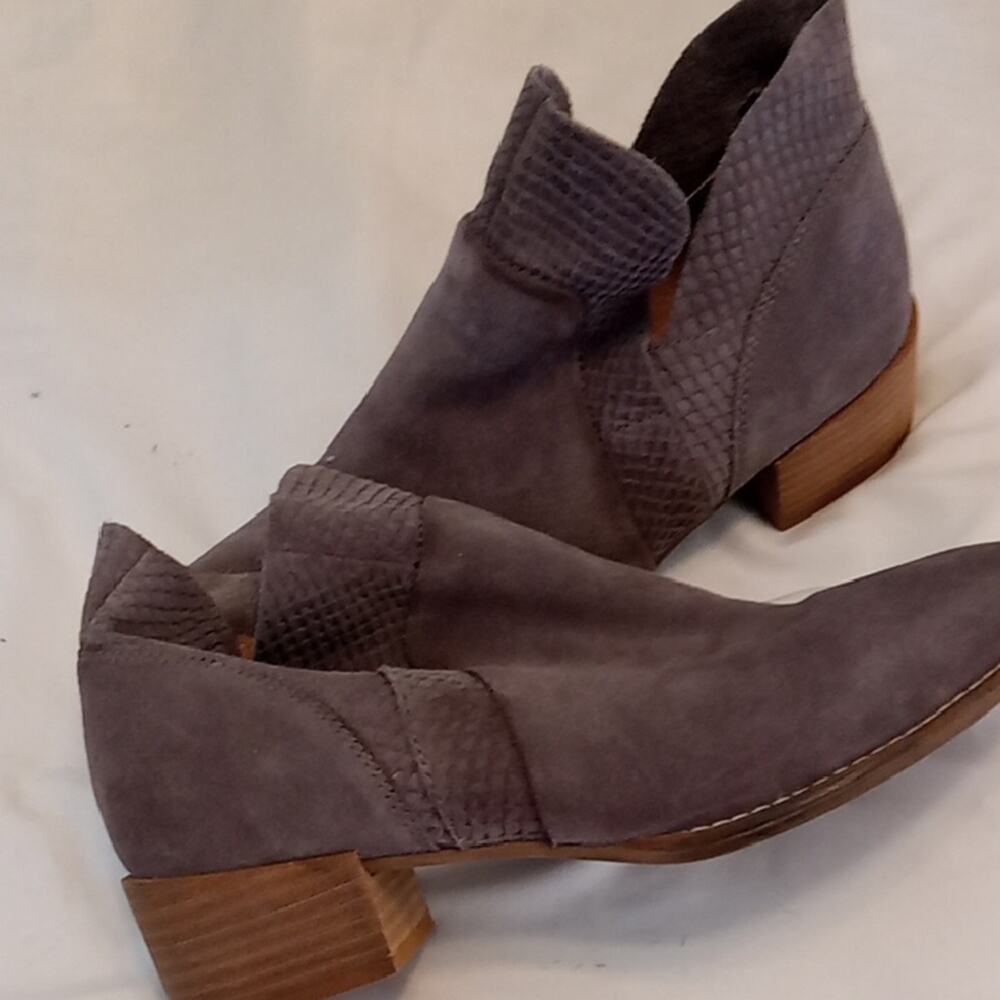 Seychelles Women's Size 8.5 Heeled Gray Suede Ankle Boots . Athleisure, Comfy